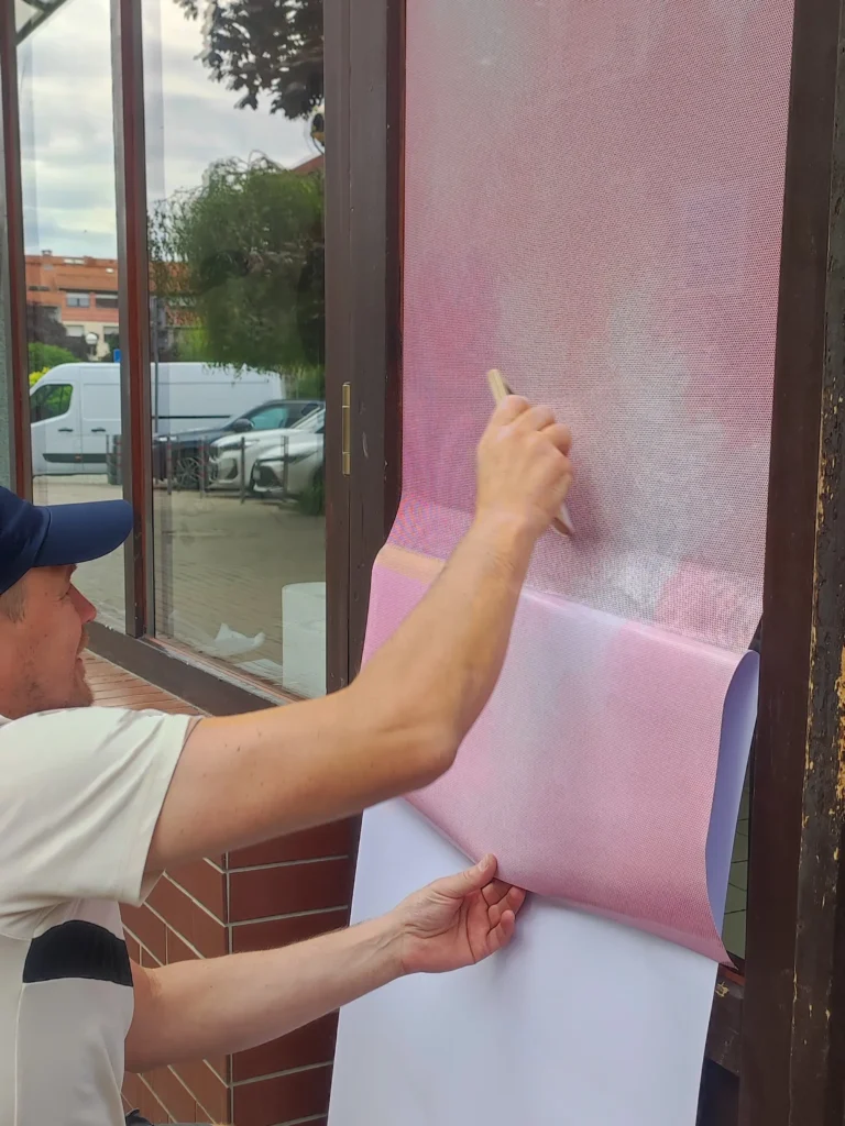 Oklejanie szyby folią One Way Vision (owv) z pełnokolorowym nadrukiem
