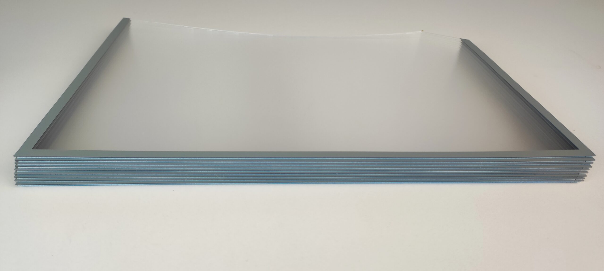 Szare kieszenie samoprzylepne na dokumenty ułożone w stosie