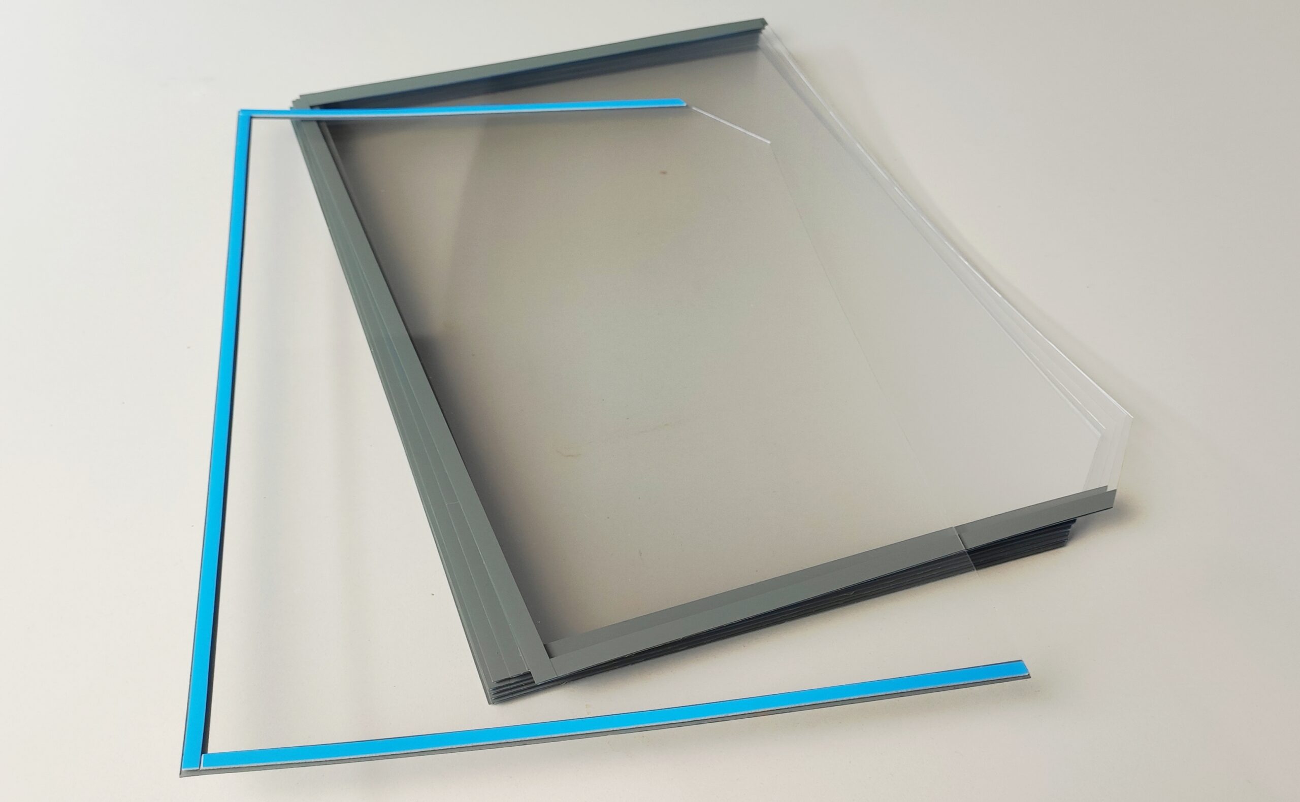 Kieszenie samoprzylepne na dokumenty. Biało-niebieski pasek to taśma montażowa