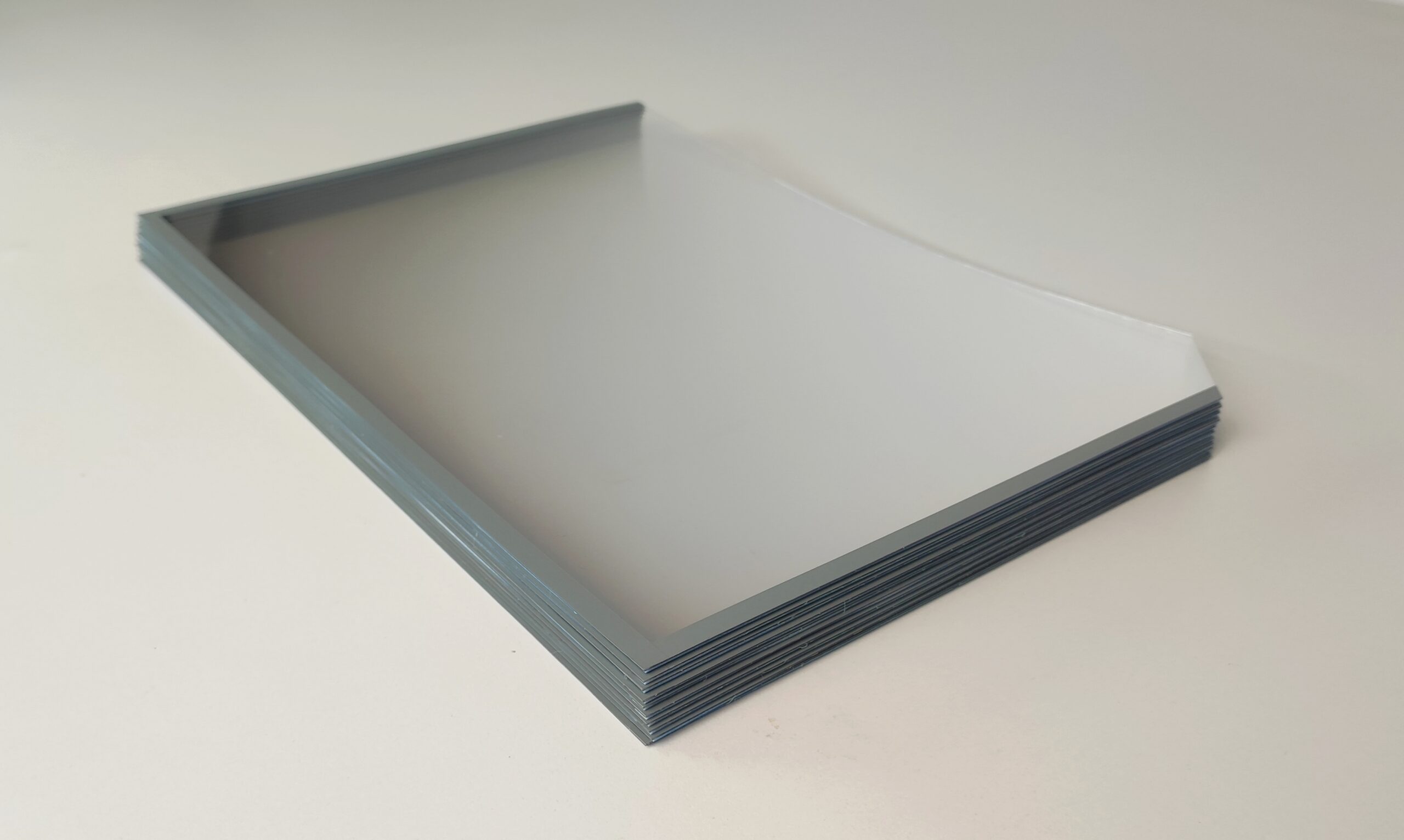 Szare kieszenie samoprzylepne na dokumenty ułożone w stosie