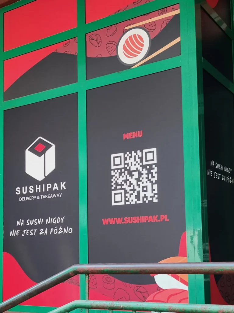 Efekt końcowy oklejenia szyb Sushipak folią z nadrukiem
