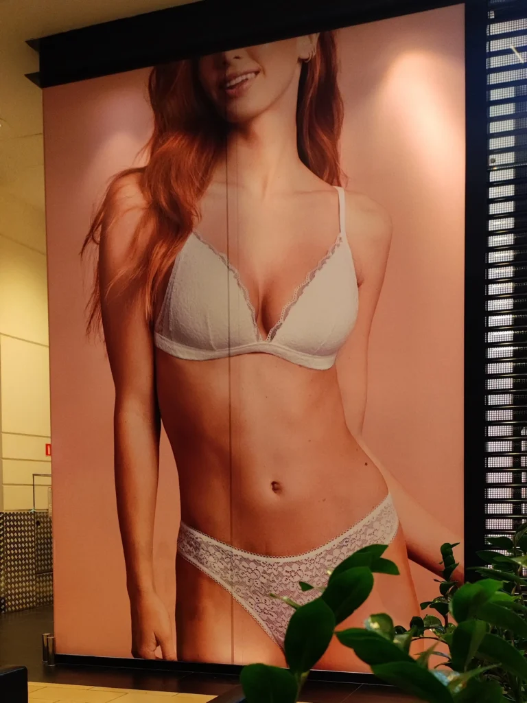 Oklejone szyby Tezenis z pełnokolorową reklamą – efekt końcowy