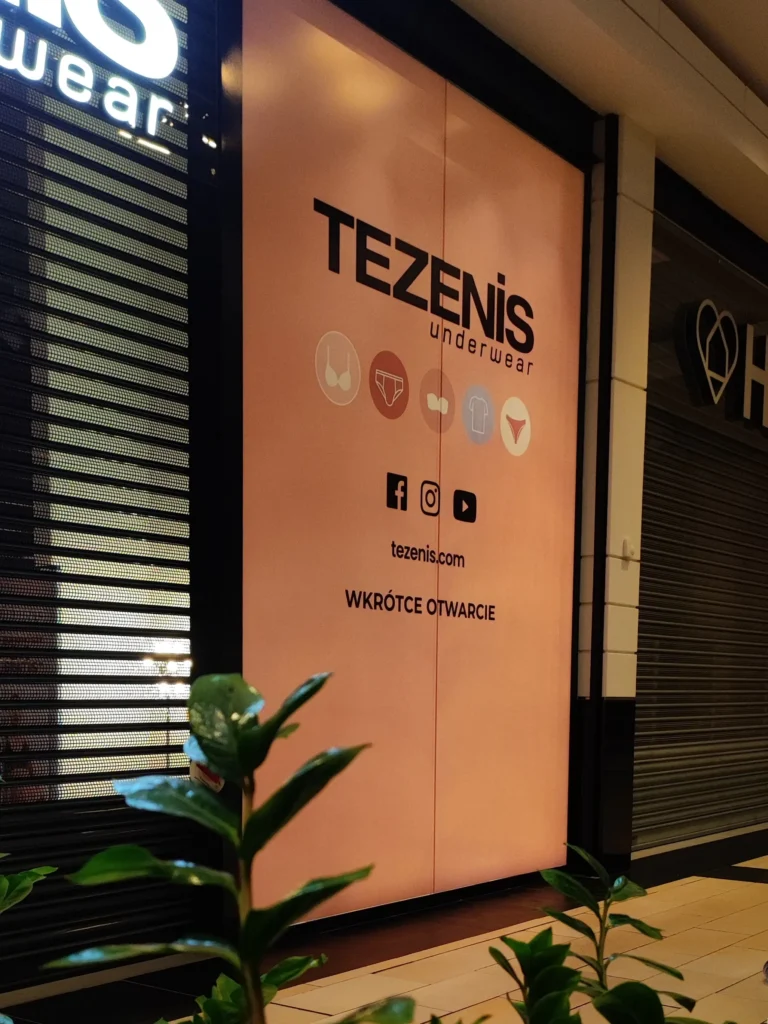 Witryna Tezenis po oklejeniu folią z pełnokolorowym nadrukiem