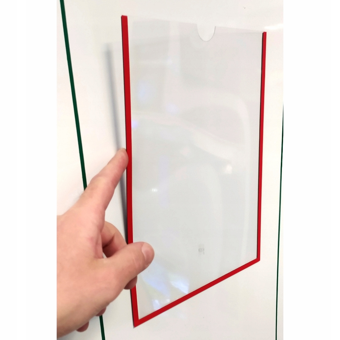 Ramka magnetyczna na regale metalowym