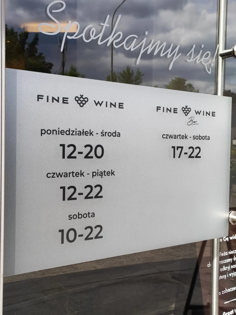 Reklama na szybę z folii dekoracyjnej w lokalu Fine&Wine