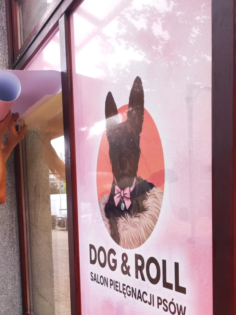 Reklama na szybę z folii One Way Vision dla Dog&Roll